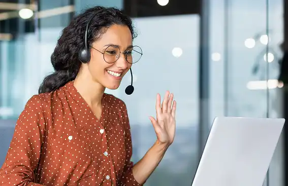 customer support person answers a client